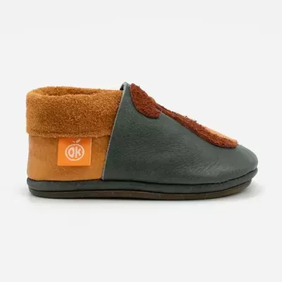 Pantufa infantil castanha e cinzenta com etiqueta laranja