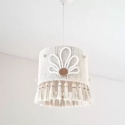 Candeeiro suspenso branco com padrão floral e franjas no abajur cylindrical