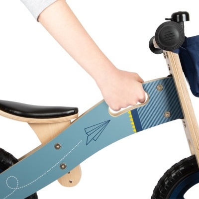 Bicicleta infantil de equilíbrio azul e madeira com saco azul e assento preto
