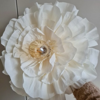 Abajur flor branco de papel texturizado com lâmpada incandescente no centro