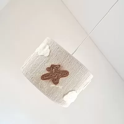 Candeeiro de teto de tecido bege com decoração em tecido, suspenso por cabo branco