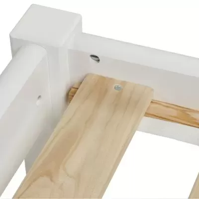 Estrutura de cama em madeira natural e branca com parafusos visíveis