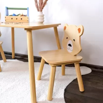 Conjunto infantil de mesa e cadeira em madeira clara, cadeira com encosto de urso