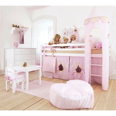Quarto infantil com cama alta branca com cortinas cor-de-rosa e torre, mobília branca e crianças brincando