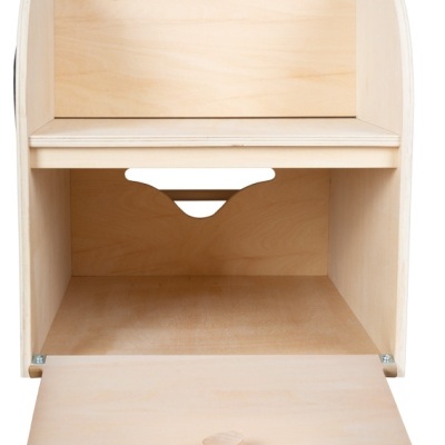 Móvel em madeira clara com porta aberta e prateleira deslizante