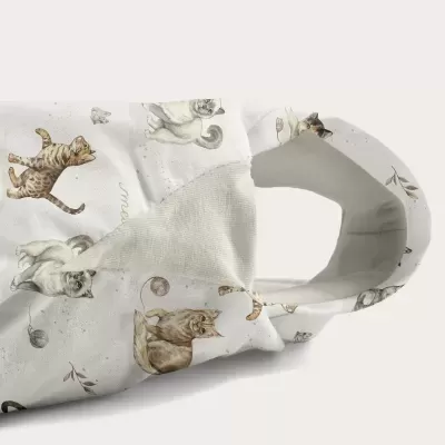 Capa para cabeça branca com padrão de gatos e novelos de lã