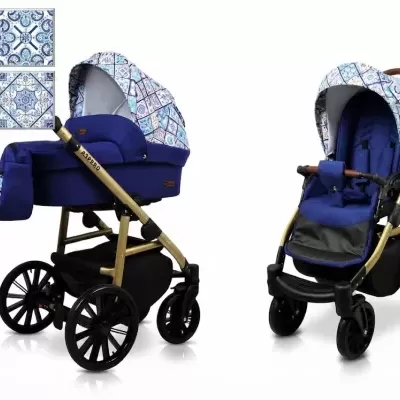 Carrinho de bebé azul com capota estampada a azulejos e estrutura dourada