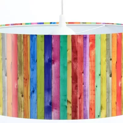 Abajur pendente com cúpula colorida em ripas de madeira