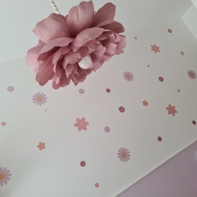 Candeeiro de teto com flor cor-de-rosa decorativa e parede com autocolantes florais cor-de-rosa e lilás