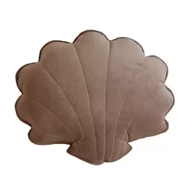 Almofada castanha em forma de concha com costuras distintas