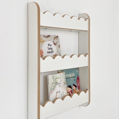 Estante de parede branca com livros infantis