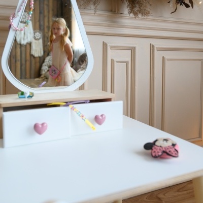 Móvel de maquilhagem branco com espelho oval e puxadores de coração rosa