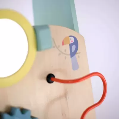 Brinquedo infantil de madeira com desenho de tucano, fio vermelho e espelho amarelo
