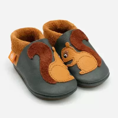 Sapatos infantis em pele cinzenta com decoração de esquilo castanho e amarelo