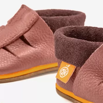 Sapatos de pele castanha com interior castanho e etiqueta laranja.