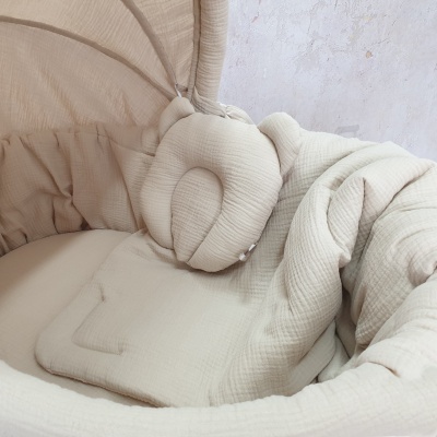 Berço de bebé acolchoado bege claro com almofada de coelho