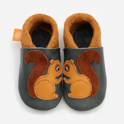 Sapatos infantis com aplicação de esquilos em pele castanha e laranja