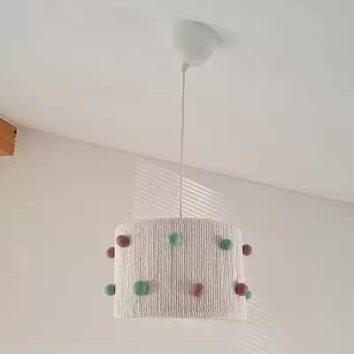 Candeeiro de tecto branco com bolas decorativas cor rosa e verde