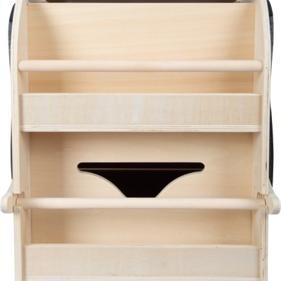 Expositor de madeira clara com dois níveis e recorte meia-lua preto