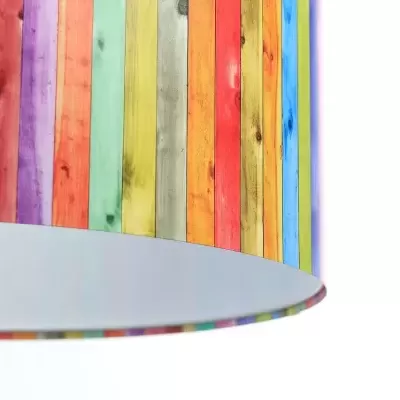 Abajur com cúpula colorida de lamelas de madeira