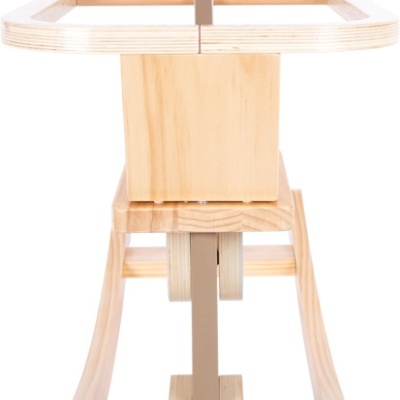 Mesa infantil de madeira e metal com tampo quadrado sobre fundo branco