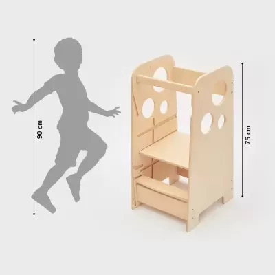 Torre de aprendizagem em madeira clara com cortes circulares e prateleira central