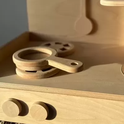 Brinquedo de cozinha em madeira natural com tecido xadrez