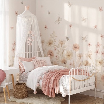 Quarto infantil decorado com cama branca, roupa de cama rosa e branca e parede com flores e borboletas