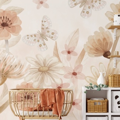Quarto infantil com berço de vime e papel de parede floral com borboletas.