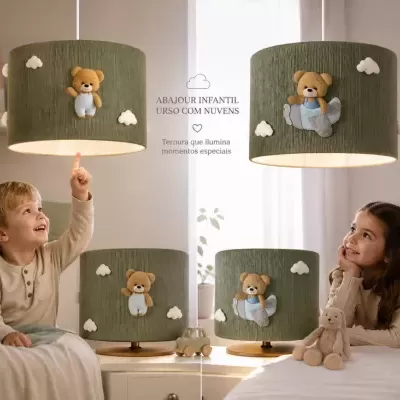 Abajur e candeeiro de teto infantil verde com ursinhos e nuvens decorativas num quarto com duas crianças
