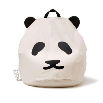 Mochila clara com rosto de panda e orelhas pretas em tecido