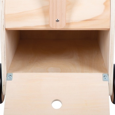 Carrinho de madeira clara com rodas de borracha preta e porta frontal aberta