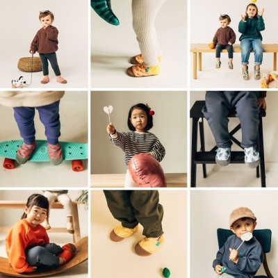 Crianças com roupas confortáveis e meias coloridas em ambientes interiores, algumas com brinquedos e balões.