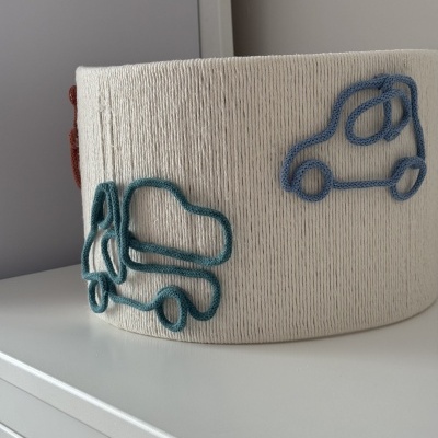 Cesto branco de tecido com decoração de carros em linha azul e verde