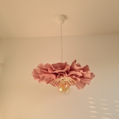 Candeeiro suspenso decorativo em forma de flor rosa com lâmpada exposta