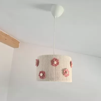 Lustre cilíndrico branco com flores cor-de-rosa suspenso do teto