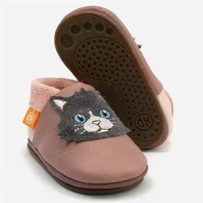 Sapatinhos de bebé rosa com decoração de gato e sola castanha