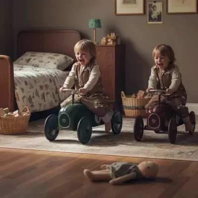 Quarto infantil com carrinhos de brinquedo metálicos e cama com roupa de animais