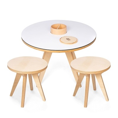 Conjunto infantil de mesa e dois bancos em madeira clara com tampo branco na mesa