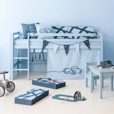 Quarto infantil claro com cama alta, almofadas, tapetes de estrada e carrinho de brincar cinza número 1.