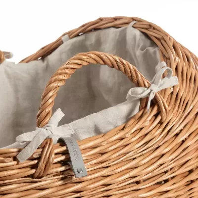 Cesto de verga trançada com forro e etiqueta