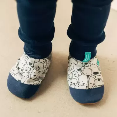 Pantufas de criança estampadas com desenhos de cães e detalhes azuis