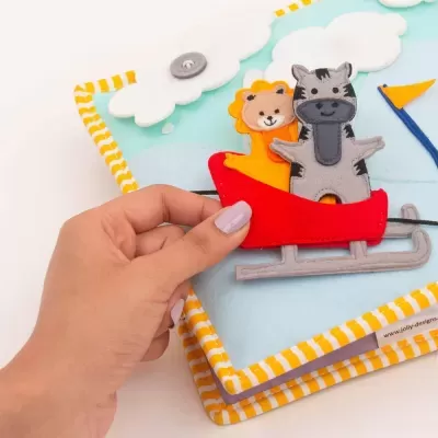 Livro de tecido com animais de fazenda em trenó vermelho