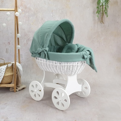 Carrinho de bebé branco com tecido verde em ambiente interior claro
