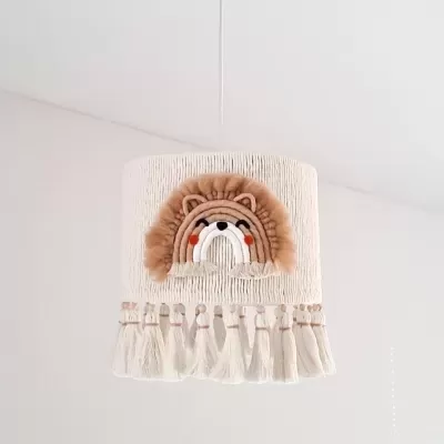 Candeeiro de teto com aplique de leão em algodão creme com franjas