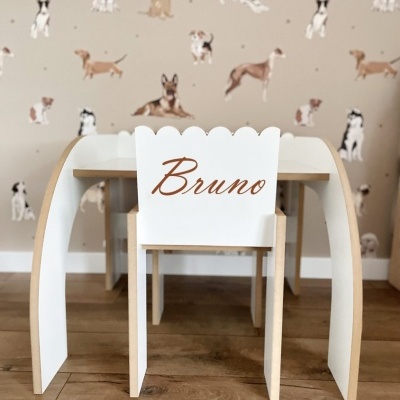 Conjunto infantil madeira clara e branco com nome Bruno e papel de parede com cães