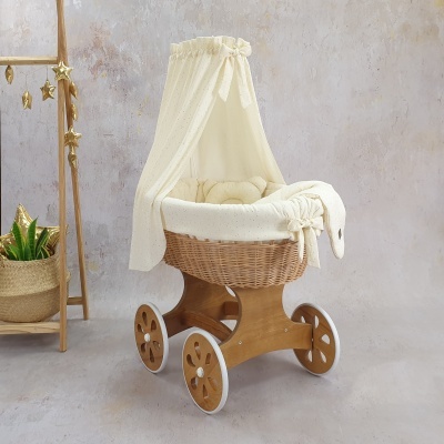 Carrinho de bebé em vime natural com suporte de madeira e tecido creme com dossel