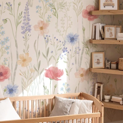 Papel de parede floral colorido num quarto infantil com berço de madeira clara