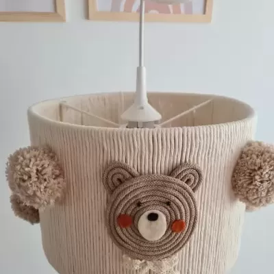 Candeeiro de teto infantil bege com rosto de urso e pompons