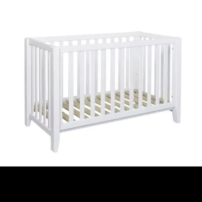 Berço branco para bebé em madeira mostrado de diferentes ângulos